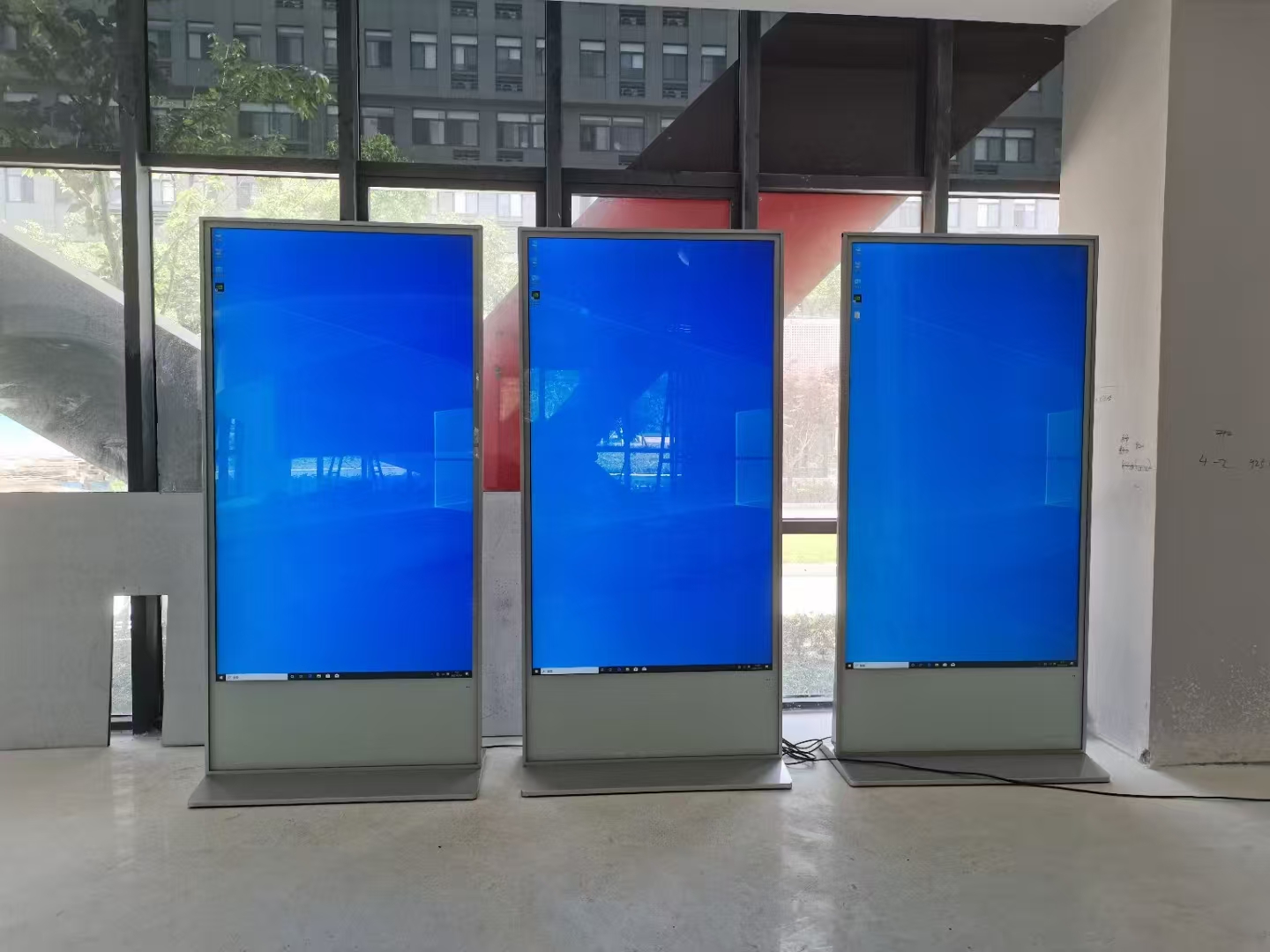 高格欣全面屏广告机：超清视界，智领未来商业展示新风尚(图3)