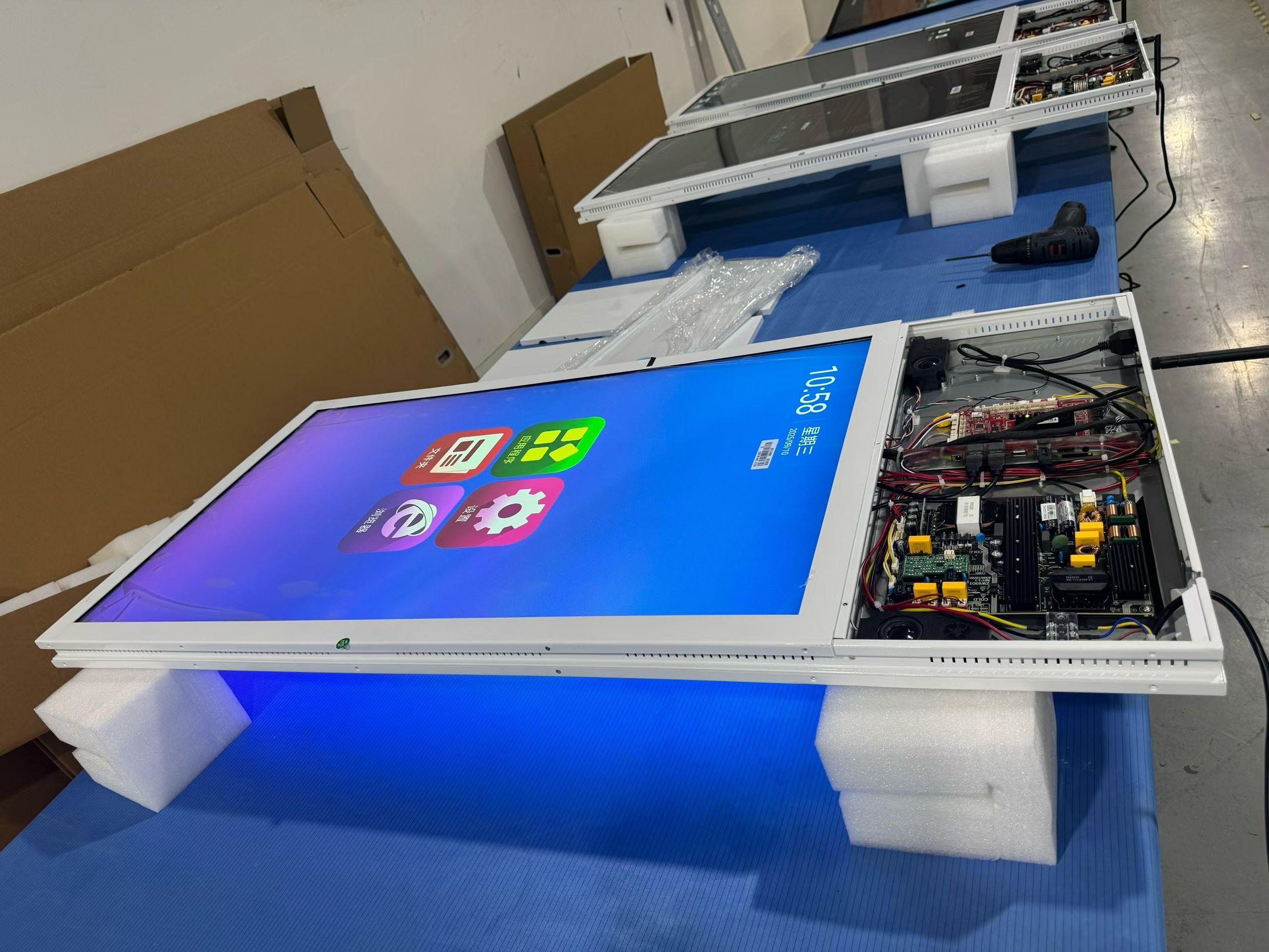 高格欣科技商用显示屏与普通家用显示屏的差异化解析：从场景需求到技术配置的全维度对比(图3)