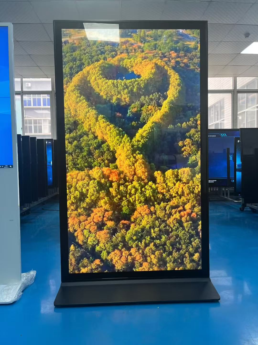 高格欣科技商用显示屏与普通家用显示屏的差异化解析：从场景需求到技术配置的全维度对比(图1)