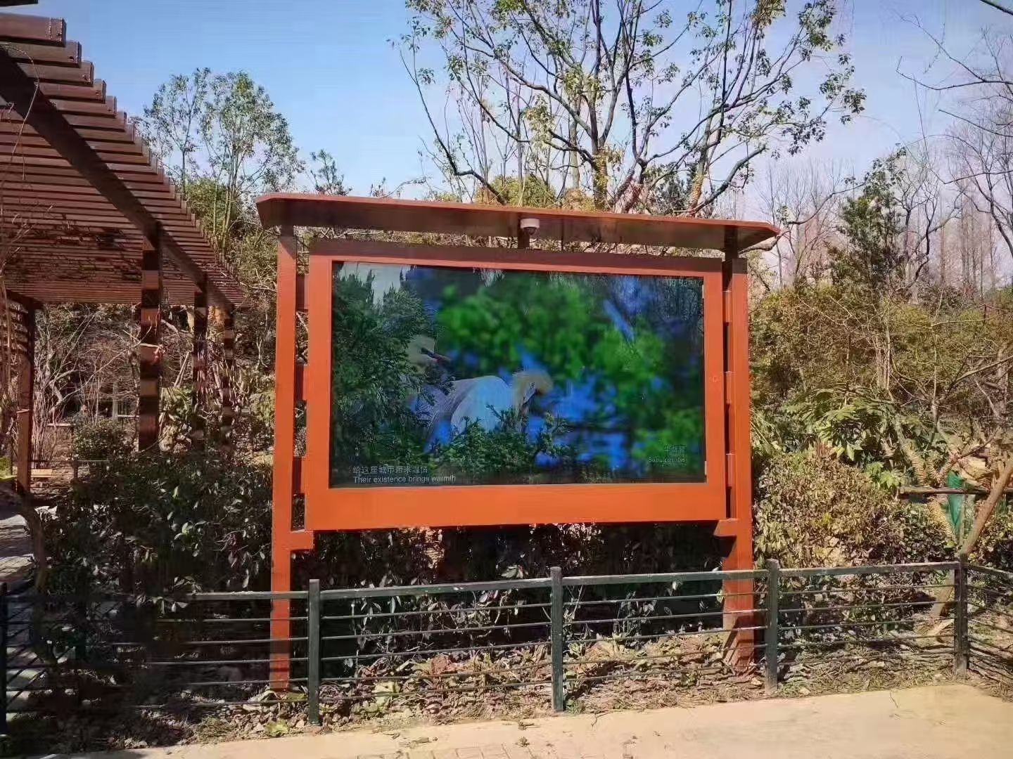 高格欣科技户外立式广告机：城市空间里商业与公共服务的智能担当