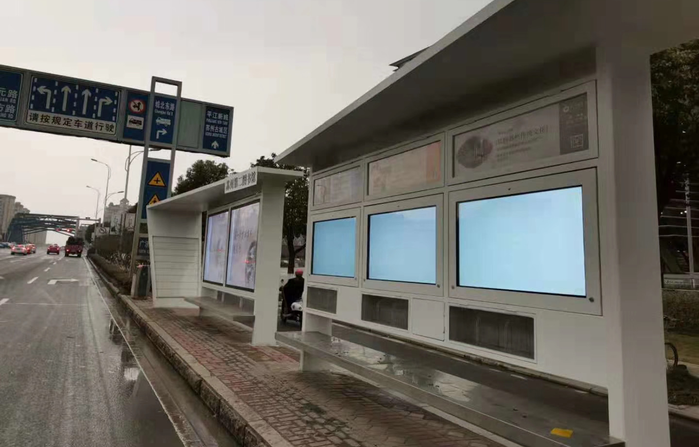 公交站的“智慧革命”：高格欣科技户外电子站牌让等待