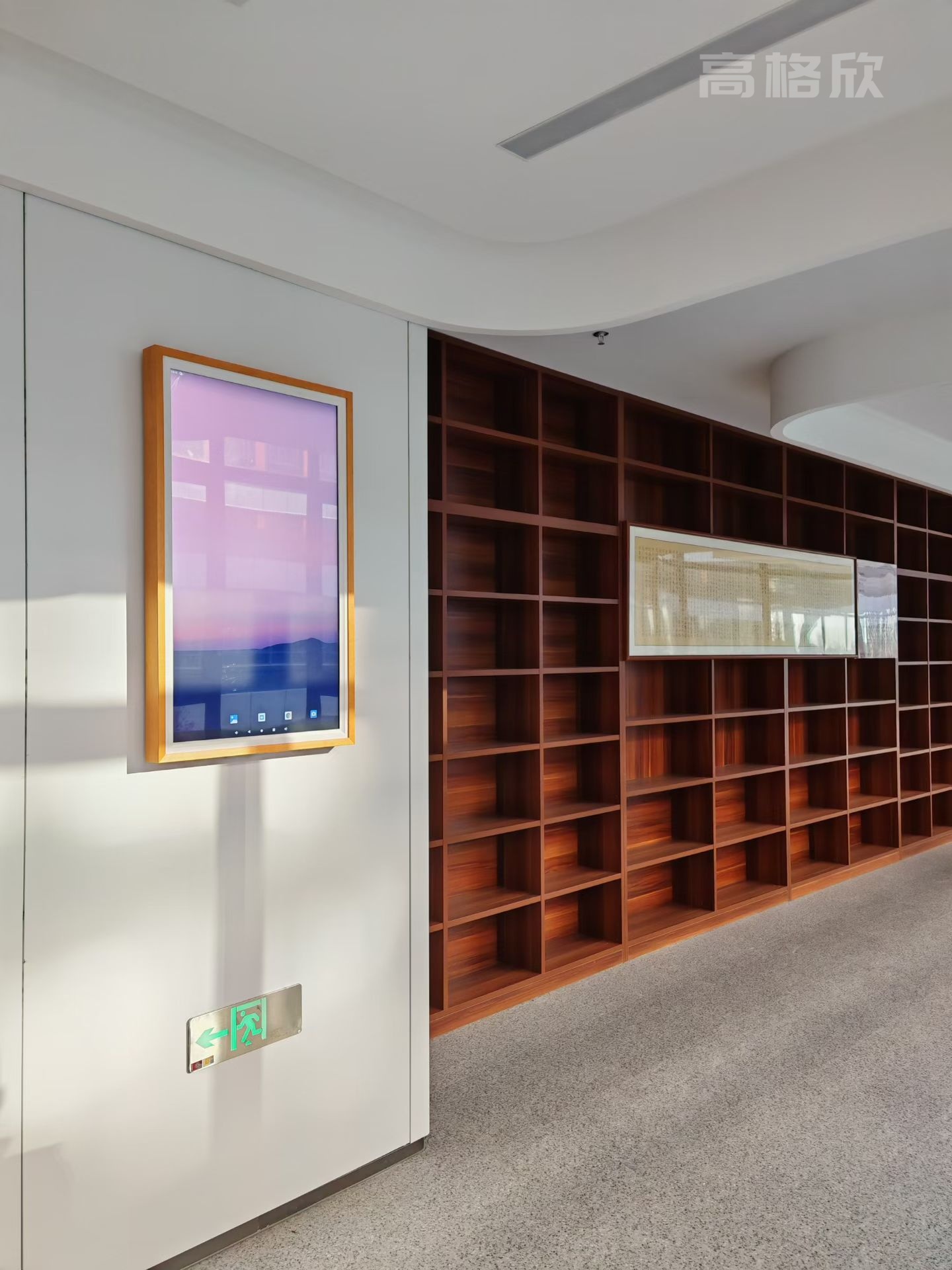 高格欣科技43寸电子画框屏助力图书馆数字花升级：开启智慧阅读新图景(图6)