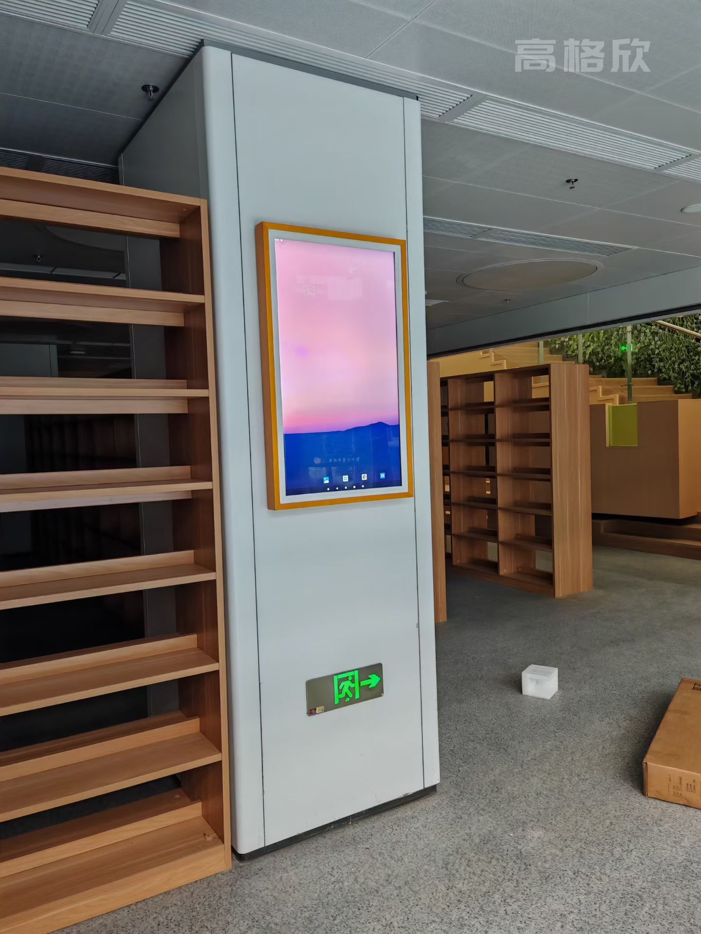 高格欣科技43寸电子画框屏助力图书馆数字花升级：开启智慧阅读新图景(图4)