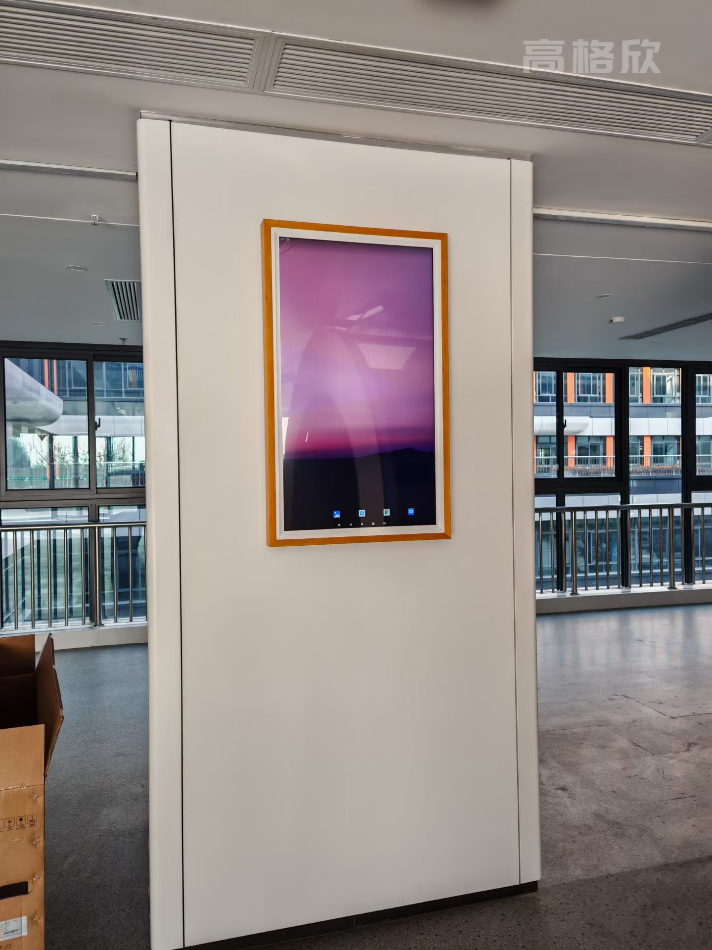 高格欣科技43寸电子画框屏助力图书馆数字花升级：开启智慧阅读新图景(图1)
