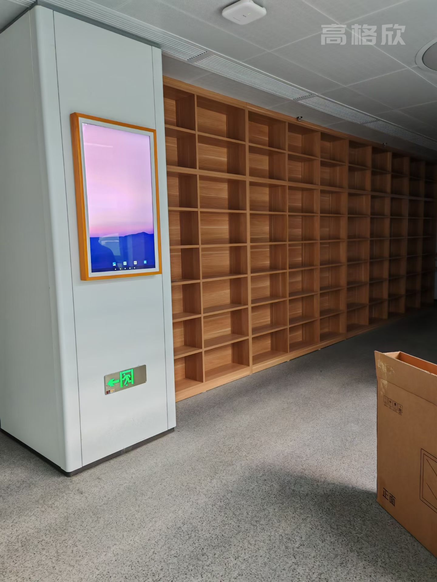 高格欣科技43寸电子画框屏助力图书馆数字花升级：开启智慧阅读新图景(图3)