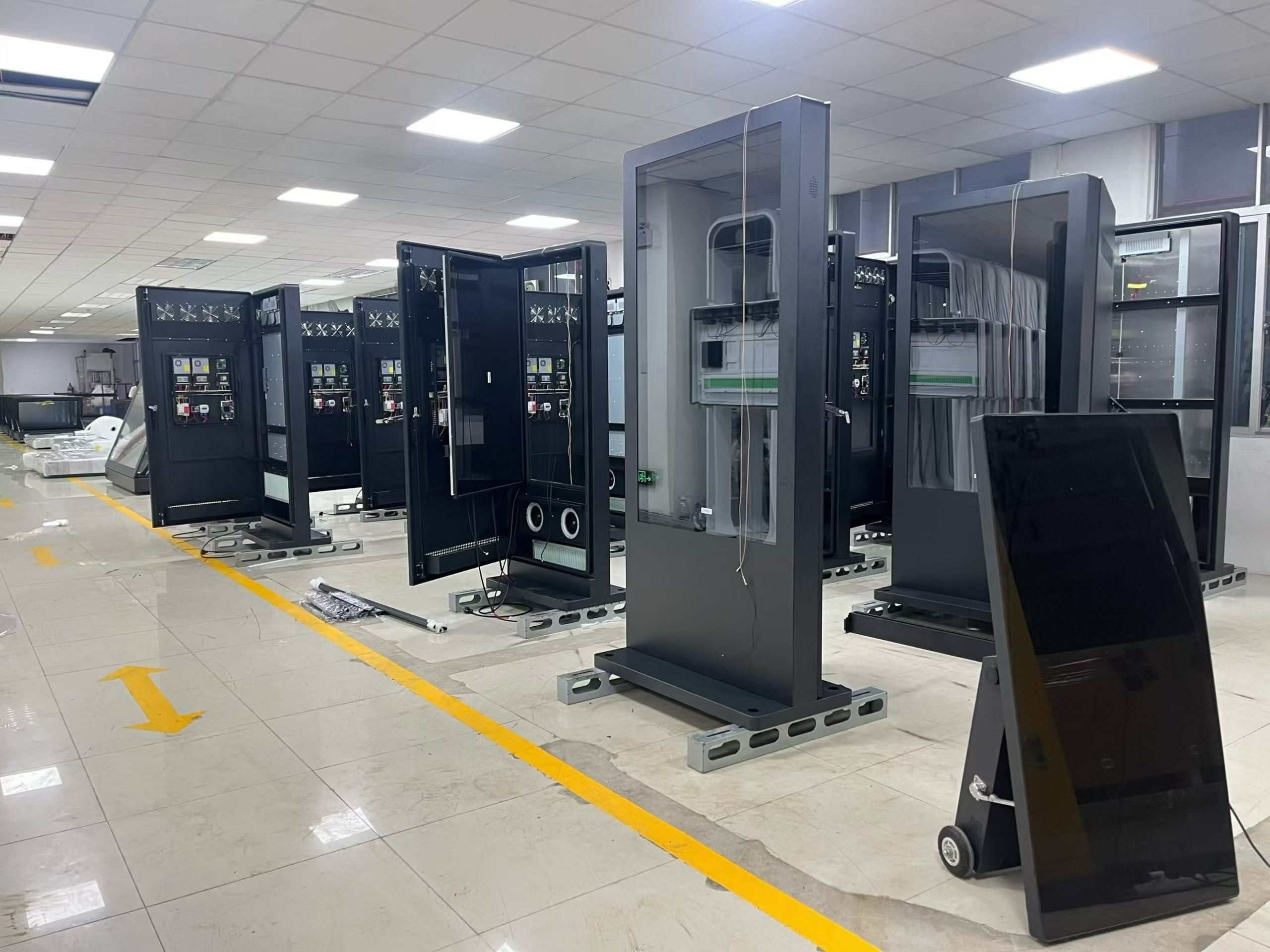 高格欣科技户外/车载与嵌入式广告机：防护、散热与场景适配详解